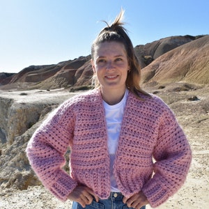 Cardigan épais au crochet en laine végétalienne duveteuse rose image 3