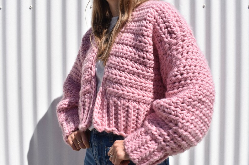 Cardigan épais au crochet en laine végétalienne duveteuse rose image 2