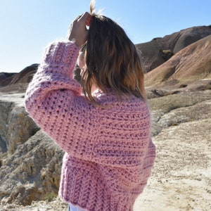 Cardigan épais au crochet en laine végétalienne duveteuse rose image 5