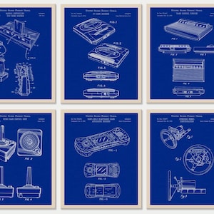 Op de afbeelding: Een set van zes blauwdrukken voor vintage videogamecontrollers. De prints bevatten illustraties van de controllers en hun componenten. De prints zijn gelabeld met de tekst "United States Patent Office" en de datum van het patent.