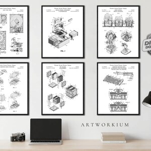 Può includere: Un set di sei stampe di brevetti statunitensi in bianco e nero con diagrammi tecnici di componenti hardware per computer, tra cui un disco rigido, un mouse, una tastiera e sistemi di raffreddamento, con un'icona a forma di scudo.
