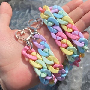 Cadena para billetera con arcoíris pastel