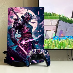 Könnte beinhalten: Eine schwarze und violette Videospielkonsole mit einer benutzerdefinierten Haut, die einen Samurai zeigt, der ein Schwert hält. Die Konsole steht auf einem Ständer und ein passender Controller befindet sich davor.