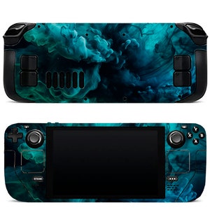 Può includere: Una console da gioco blu e nera con un design a fumo blu e verde. La console ha due joystick, un pad direzionale e pulsanti.