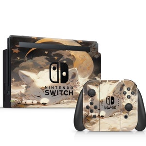 Può includere: Un set composto da console Nintendo Switch e controller con una skin decorativa che raffigura una volpe bianca addormentata, una grande luna crescente e stelle su sfondo scuro. Il logo Nintendo Switch è stampato in nero.