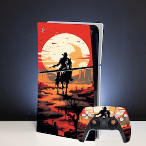 Può includere: Una silhouette in bianco e nero di un cowboy a cavallo su uno sfondo di tramonto rosso e arancione. L'immagine è stampata su una console per videogiochi e un controller.