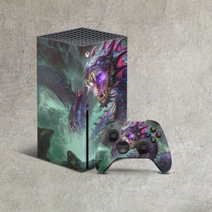 Könnte beinhalten: Eine Xbox Series X Konsolenhaut und eine passende Controller-Haut mit einem lila und blauen Drachen-Design. Der Drache ist mit offenem Maul und scharfen Zähnen dargestellt.