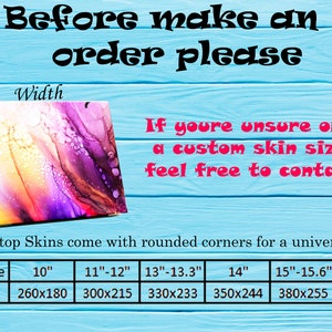 K&ouml;nnte beinhalten: Eine Tabelle, die die Gr&ouml;&szlig;en von Laptop-Skins in Zoll und die entsprechende Gr&ouml;&szlig;e des Skins in Pixeln zeigt. Die Tabelle befindet sich auf einem blauen Holzgrund. Der Text "Before make an order please" befindet sich oben auf der Tabelle. Der Text "If you're unsure or need a custom skin size feel free to contact us" befindet sich unterhalb der Tabelle.