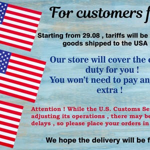 K&ouml;nnte beinhalten: Drei amerikanische Flaggen sind vertikal auf einem hellblauen Holzmaserungshintergrund angeordnet. Der Text lautet: For customers from, Starting from 29.08, tariffs will be applied to goods shipped to the USA! Our store will cover the customs duty for you! You won't need to pay anything extra! Attention! While the U.S. Customs Service is adjusting its operations, there may be delivery delays, so please place your orders in advance! We hope the delivery will be fast!