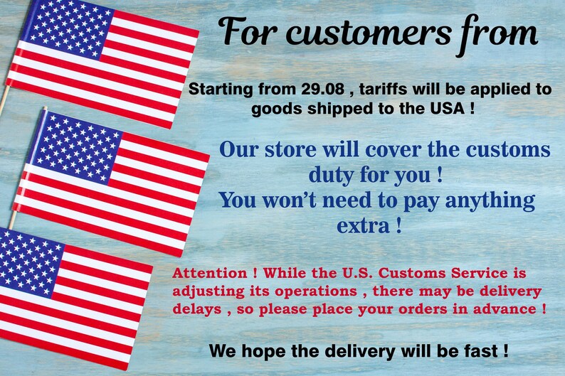 K&ouml;nnte beinhalten: Drei amerikanische Flaggen sind vertikal auf einem hellblauen Holzmaserungshintergrund angeordnet. Der Text lautet: For customers from, Starting from 29.08, tariffs will be applied to goods shipped to the USA! Our store will cover the customs duty for you! You won't need to pay anything extra! Attention! While the U.S. Customs Service is adjusting its operations, there may be delivery delays, so please place your orders in advance! We hope the delivery will be fast!