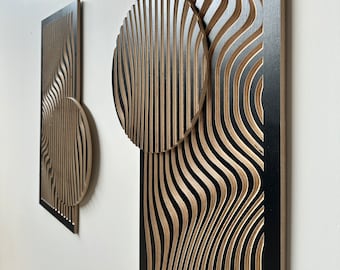 Puede incluir: Dos piezas de arte de pared de madera negra y marrón con patrones geométricos. La pieza más grande presenta un patrón ondulado y un círculo con un patrón rayado. La pieza más pequeña presenta un patrón ondulado.