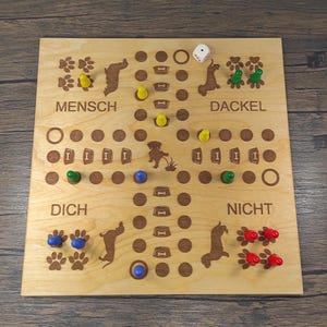Mensch Dackel dich nicht! Hochwertiges Holz-Spielbrett aus Birke mit niedlichen Dackel-Silhouetten – perfektes Geschenk für Dackel-Fans!