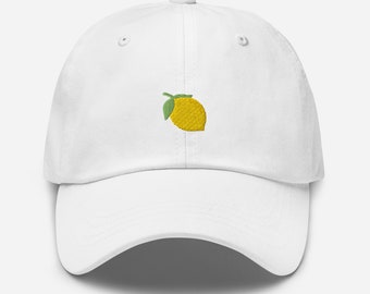 Può includere: Cappellino da baseball bianco con un limone ricamato.