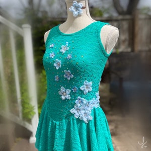 Abito da pattinaggio artistico in pizzo verde acqua: costume da competizione con strass floreali