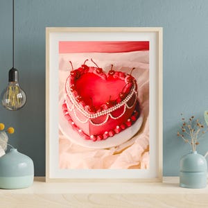 Kirschen & Perlen Kuchen - Vintage Dessert Kunst, digitaler Download, Retro Kuchenästhetik, wunderliche Küchenwandkunst, feminines druckbares Dekor