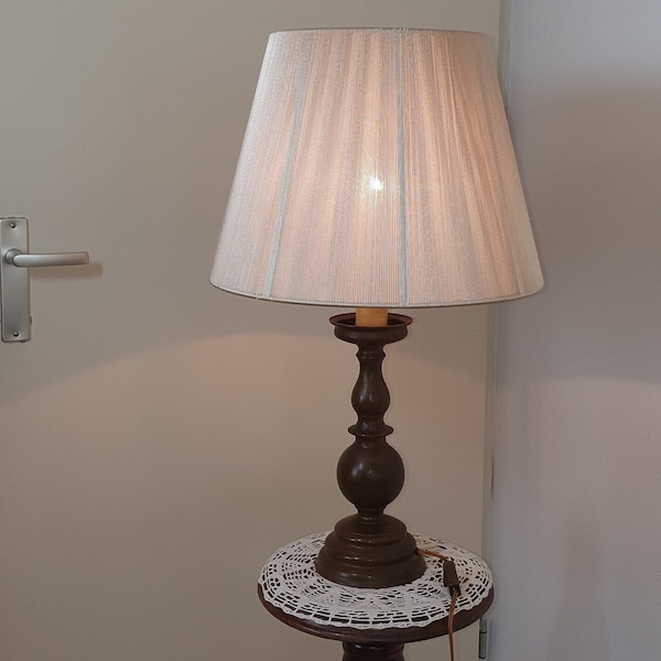 Lampe de table spéciale avec base en bronze et abat-jour en tissu