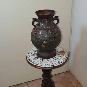 Vase colossal asiatique en bronze cloisonné.