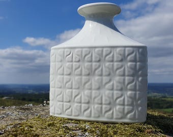 Gunnar Nylund for Rörstrand, Sweden. A white ceramic vase from the "Domino" range. 1960s.