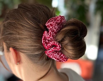 Scrunchie de ganchillo hecho a mano rojo/rosa