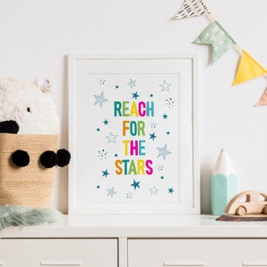Alcanzar las estrellas impresión de arte de nombre personalizado, decoración de arte de la pared del dormitorio de los niños, impresión personalizada de la guardería, impresión de la sala de juegos de las letras del arco iris