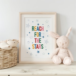 Alcanzar las estrellas impresión personalizada de arte de palabras, decoración de arte de pared del dormitorio de los niños, impresión personalizada de la guardería, impresión de la sala de juegos de letras del arco iris