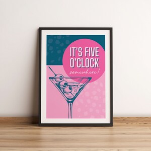 ¡Son las cinco en punto en algún lugar! Impresión de arte de pared retro con palabras divertidas, impresión de arte con temática de cócteles, póster de pared con cita divertida sobre bebidas, arte de bar de cócteles