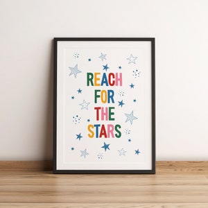 Impresión artística personalizada con palabras Reach For The Stars, decoración de pared para dormitorio infantil, impresión personalizada para guardería, impresión con letras de arcoíris para sala de juegos