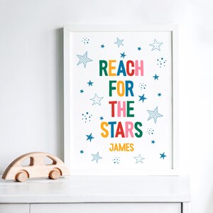 Alcanzar las estrellas impresión de arte de nombre personalizado, decoración de arte de la pared del dormitorio de los niños, impresión personalizada de la guardería, impresión de la sala de juegos de las letras del arco iris