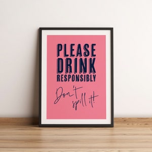 ¡Por favor beba responsablemente, no lo derrame! Impresión de pared de arte de palabras de cóctel divertido, impresión de bar en casa, arte de pared de cocina, impresión de arte con alcohol, regalo borracho