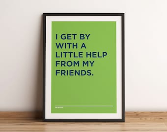 Può includere: Un poster verde con cornice nera che presenta una citazione dei Beatles: "I get by with a little help from my friends."