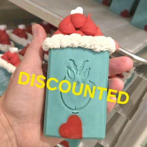 Jabón Grinch con descuento - Jabón navideño imperfecto (discrepancia de color) - Jabón navideño Grinch - Grinch esmerilado con sombrero