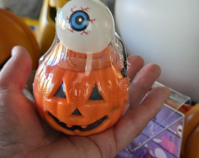 Hey Pumpkin Bath Bomb Cauldron: Halloween Eyeball Toy, Cocoa Butter & Almond Oil