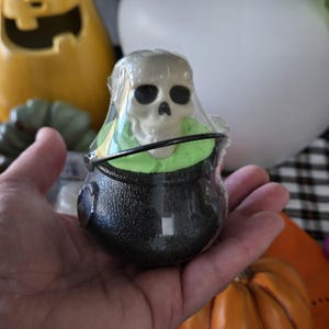 Calderone per bombe da bagno Witches Brew: Bomba da bagno effervescente a forma di teschio di Halloween