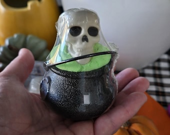 Witches Brew Bath Bomb Cauldron: Halloween Skull Bath Fizzer