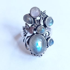 Anel de noivado artesanal com flor de labradorita, prata de lei, joia exclusiva que chama a atenção.