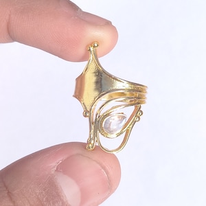 Piedra lunar arcoíris hecha a mano, chapada en oro de 18 quilates, regalo para ella, anillo de compromiso, regalo de cumpleaños