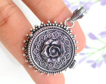 Pendentif Boîte à Pilules Prière Tibétaine – Médaillon Plaqué Argent, Bijou Ethnique Fait Main Pour Hommes Et Femmes, Cadeau Spirituel Élégant