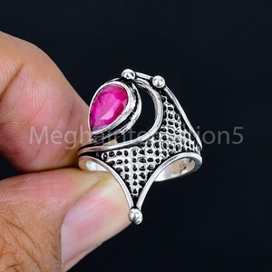 Anillo artesanal con gema de rubí rojo en forma de pera, plata de ley 925, joyería llamativa estilo boho.