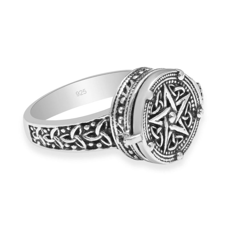 Peut inclure: Une bague en argent avec un design d&eacute;taill&eacute;. La bague pr&eacute;sente un pentagramme central dans un cadre circulaire, entour&eacute; d'entrelacs complexes. La bande a &eacute;galement un motif d&eacute;coratif. La bague est marqu&eacute;e "925".