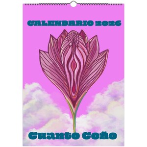 Op de afbeelding: Een kalender met een roze achtergrond en een tekening van een bloem in roze en paarse tinten. De tekst "CALENDARIO 2026" en "CUANTO COÑO" is turquoise. De kalender hangt aan een spiraalbinding.