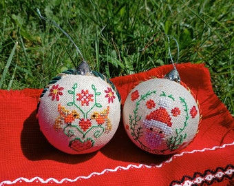 Palline di Natale ricamate, decorazione per l'albero di Natale, ornamento a punto croce (set da 2)