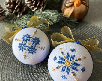 Set di palline di Natale ucraine fatte a mano / decorazioni ricamate