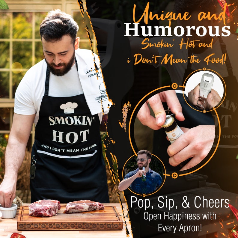 Puede incluir: Un delantal negro con el texto "Smokin' Hot and I Don't Mean the Food!" impreso en &eacute;l. El delantal tiene un abridor de botellas incorporado. El delantal lo lleva una persona que est&aacute; abriendo una botella de cerveza. La imagen tambi&eacute;n muestra a una persona sosteniendo una botella de cerveza y dos filetes en una tabla de cortar de madera.