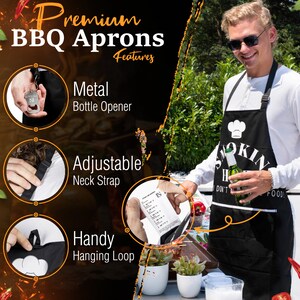 Puede incluir: Delantal negro para barbacoa con una correa de cuello ajustable, un pr&aacute;ctico lazo para colgar y un abridor de botellas de metal. El delantal tiene el texto "Smokin' Hot" y "&iexcl;No tengas miedo de ensuciarte las manos!" impreso en &eacute;l.
