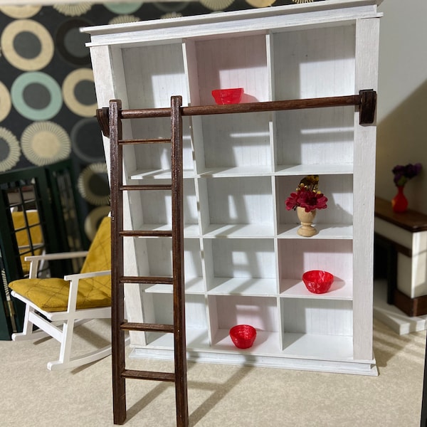 Bibliothèque pour maison de poupée à l'échelle 1:6. Meuble pour poupée. armoire avec escalier pour bibliothèque. Convient aux poupées.