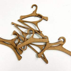 Cabides para roupas de bonecas para bonecas 1/6. 5 peças de camarim para bonecas. Conjunto de cabides feitos à mão em miniatura de madeira para roupas de boneca de 12 polegadas