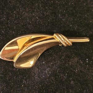 Christian Dior Vtg Signed Rare Germany Gold Plated Double Flaired Knotted Brooch