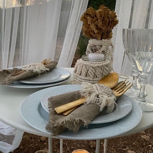 Tavolo da sposa apparecchiato. Tovaglia. Decorazione della tavola Macrame. Festa Boho. Compleanno Boho. Tavolo di compleanno.