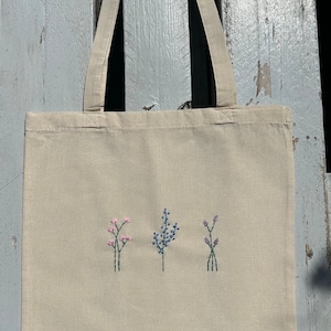 Beutel Blumen Jutebeutel bestickt Pastell BaumwolleTotebag Ästhetisch Minimalistisch handbestickt Blumenmotiv Einkaufsbeutel Shoppen Bild 1