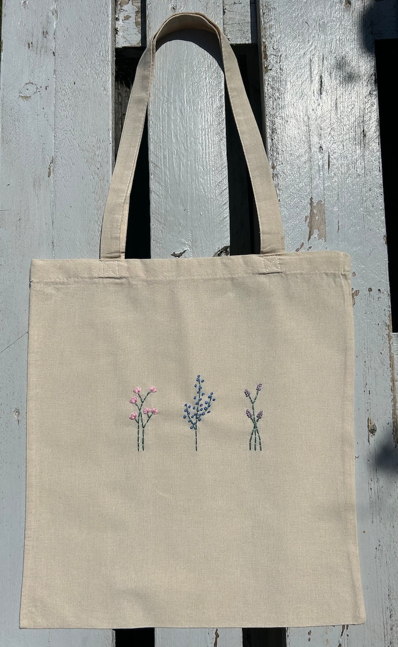 Beutel Blumen Jutebeutel bestickt Pastell BaumwolleTotebag Ästhetisch Minimalistisch handbestickt Blumenmotiv Einkaufsbeutel Shoppen Bild 1